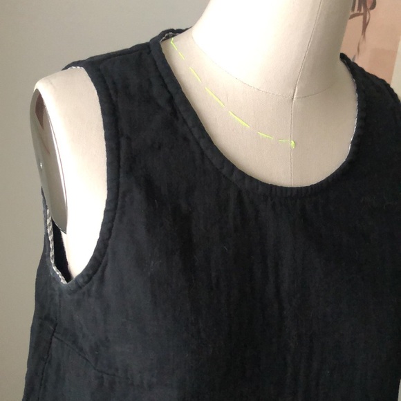 Swingy Cropped Black Gauze Tank Top - Picture 2 of 11